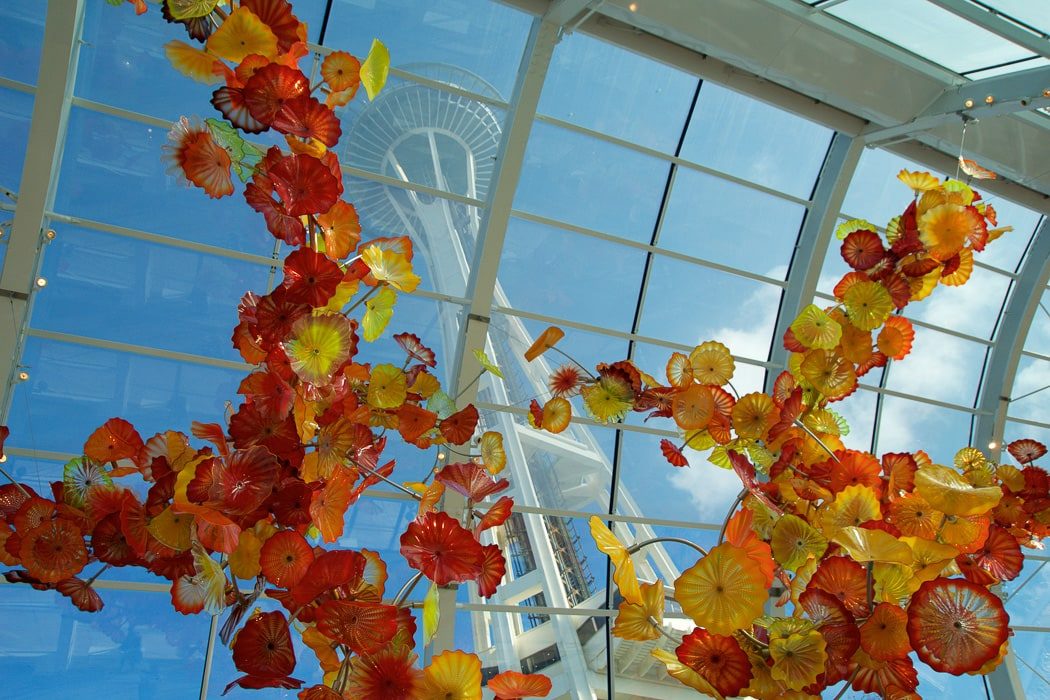 Glaskunst im Chihuly Garden and Glass mit Blick auf die Space Needle in Seattle