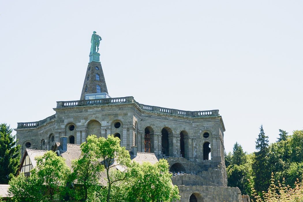 Die Herkules-Statue im Bergpark Wilhelmshöhe in Kassel