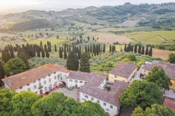 Aussicht auf eine weitläufige, ländliche Landschaft von einem Weingut in der Toskana aus