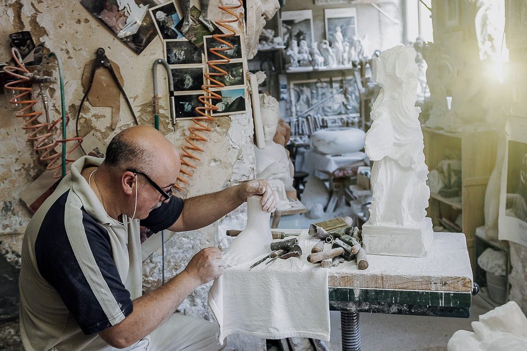 Mann in Werkstatt der Alabaster verarbeitet