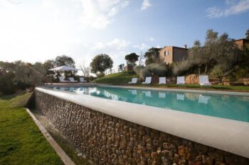 Langer, schmaler Pool des Weinguts Borgo Sant Ambrogio in der Toskana