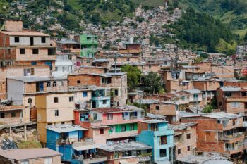 Blick auf ein armes Viertel in Medellín