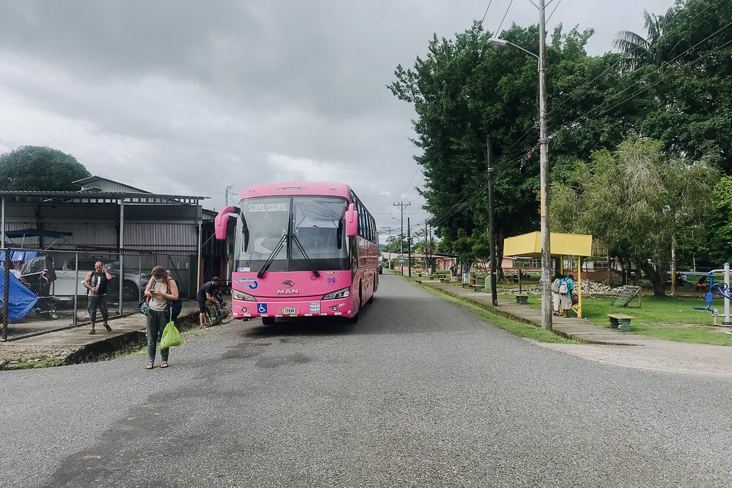 Pinker Bus in Sierpe, Costa Rica
