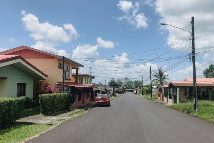 Eine Straße in La Fortuna in Costa Rica