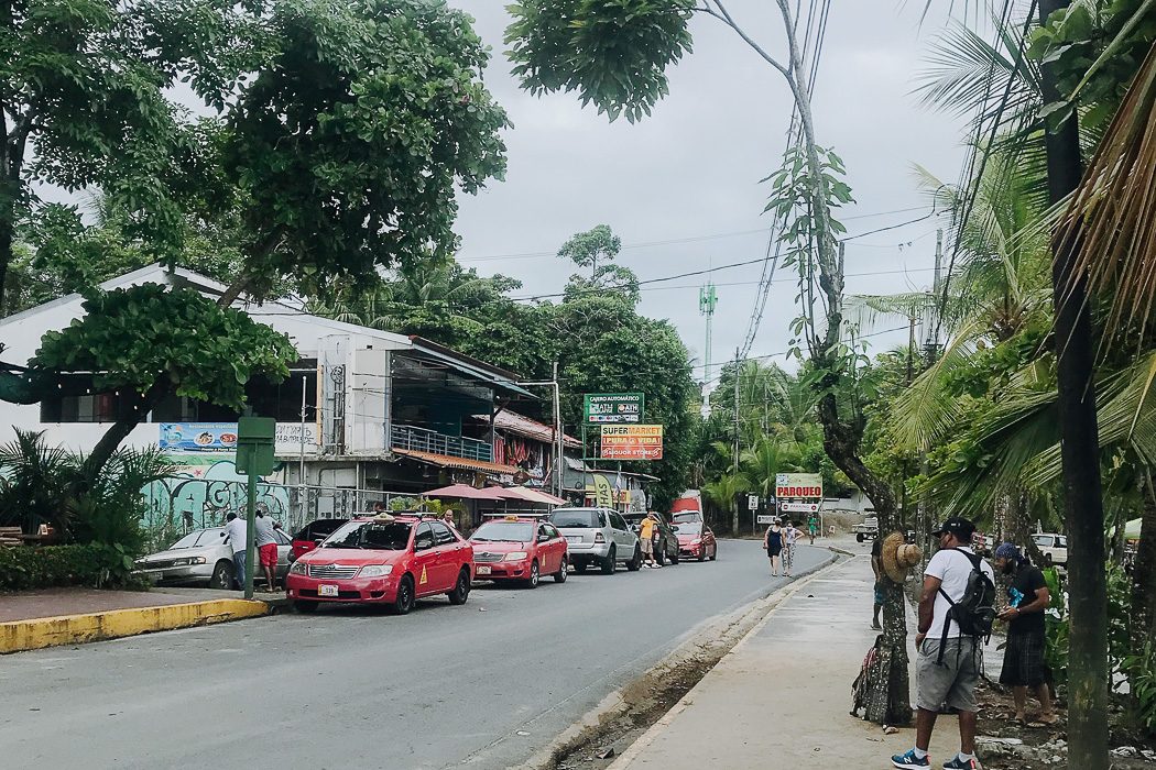 Straße vor dem Nationalpark Manuel Antonio in Costa Rica