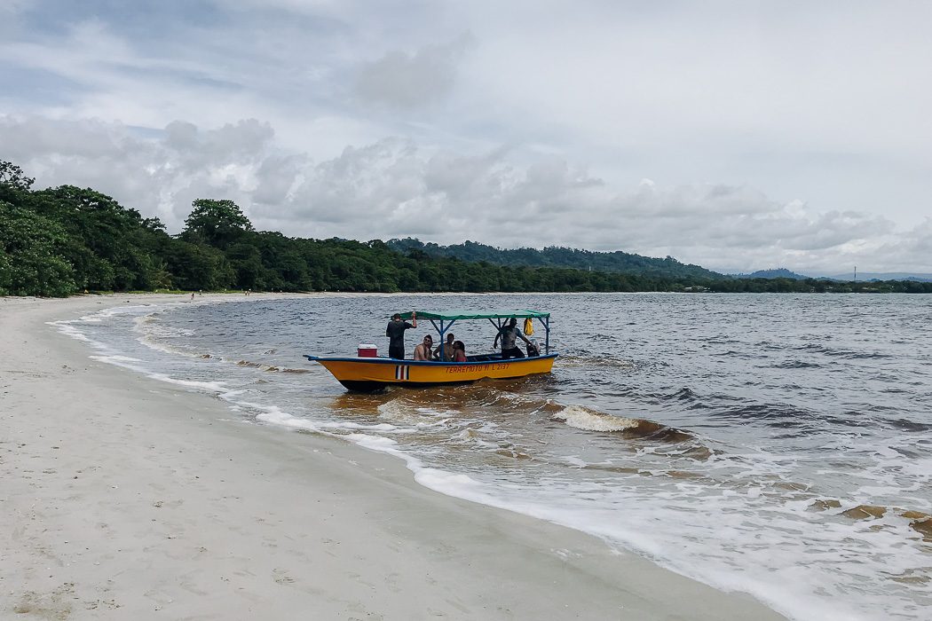 Ein Boot am Strand im Cahuita Nationalpark in Costa Rica
