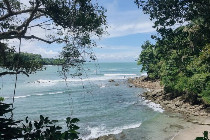 Aussicht auf einen Strand im Nationalpark Manuel Antonio, Costa Rica