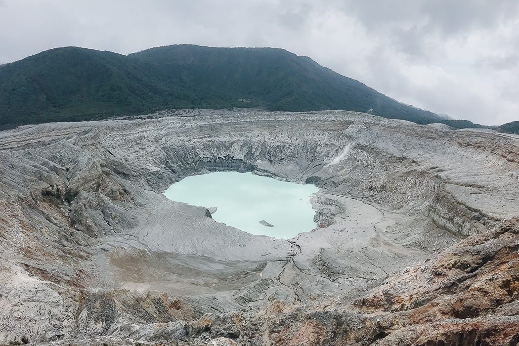 Krater des Vulkans im Nationalpark Poás in Costa Rica