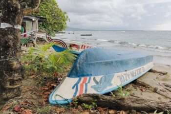 Ein umgedrehtes Boot liegt am Strand von Puerto Viejó in Costa Rica