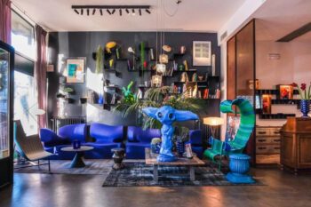 Hotellobby mit blauer Yoda-Figur und blauem Sofa