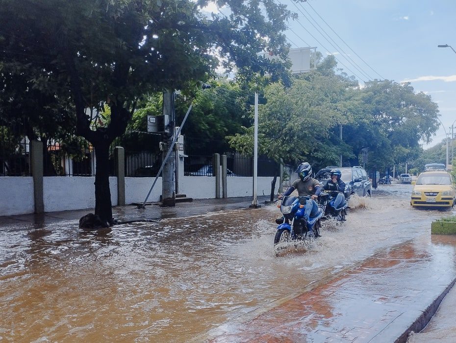 Überflutete Straße in Kolumbien