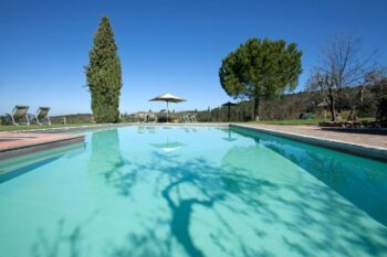 Langer Pool des Salvadonica Hotels in der Toskana mit Blick auf die Landschaft und ein Weingut