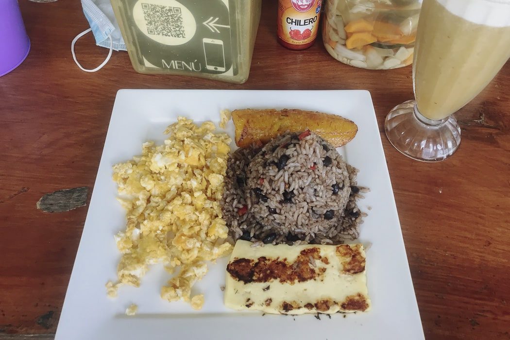 Ein Teller mit Gallo Pinto zum Frühstück in Costa Rica