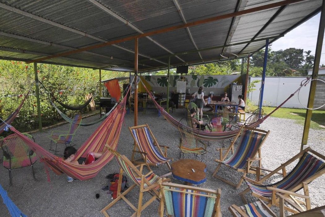 Gemeinschaftsbereich mit Hängematten im Kalunai Hostel in Puerto Viejo, Costa Rica