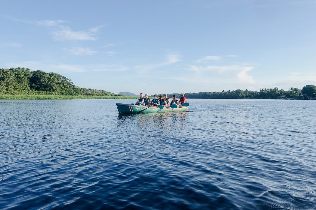 Bootstour mit Kanus auf den Kanälen im Tortuguero Nationalpark in Costa Rica