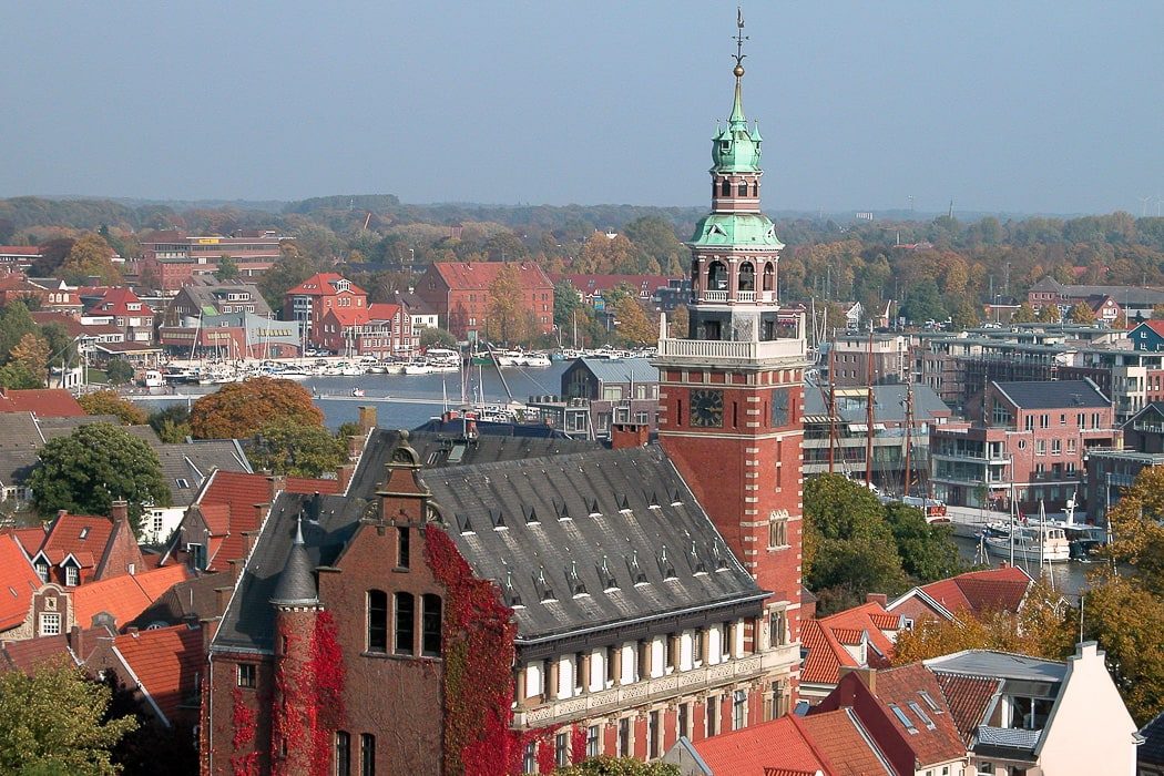 Highlights in Leer sind das alte Rathaus und der Freizeithafen.
