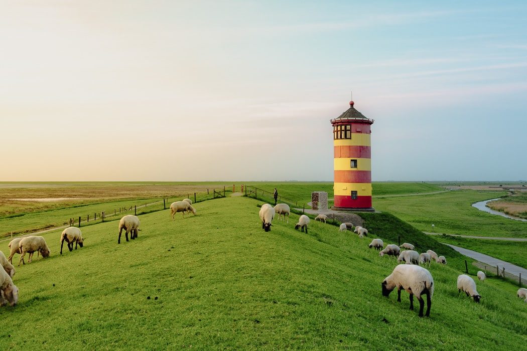 Der Pilsumer Leuchtturm ist eines der Wahrzeichen Ostfrieslands.
