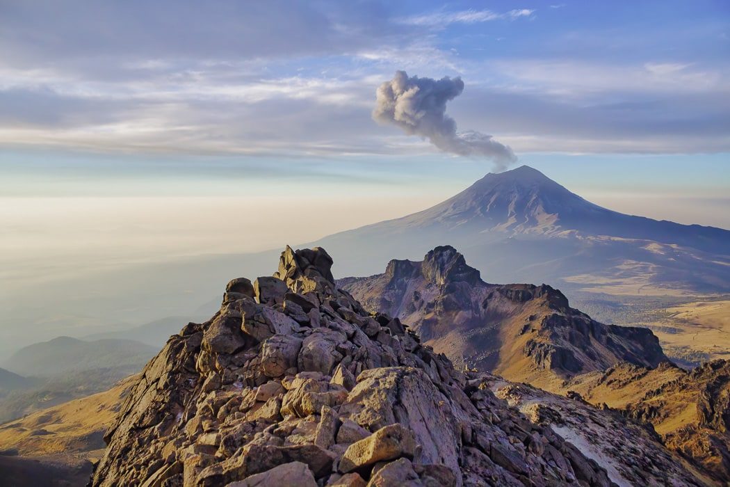 Blick vom Iztaccihuatl Vulkan auf den Popocatepetl 