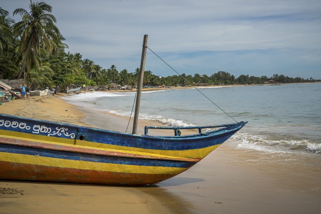 Fischerboot am Strand von Arugam Bay