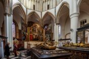 Im Museum der Liebfrauenkirche steht Michelangelo's Madonna mit Kind