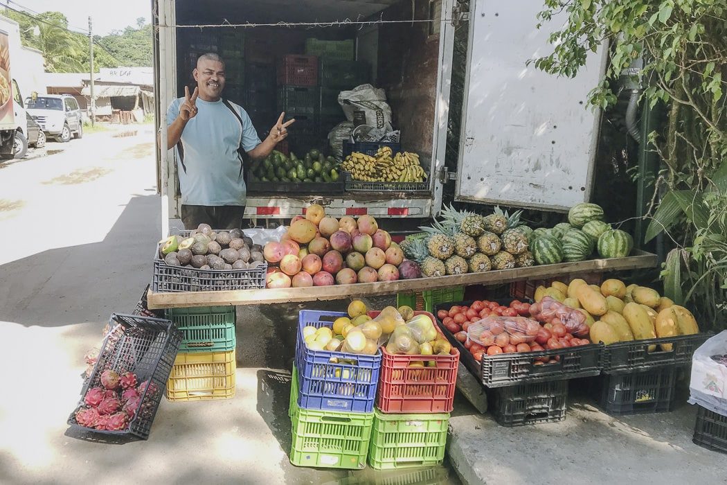 Mann verkauft Obst in Puerto Viejo