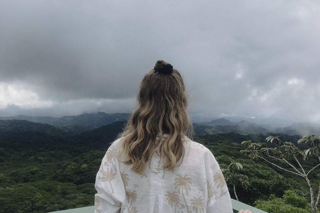 Frau schaut auf den Nebelwald im Santa Elena Reservat in Costa Rica