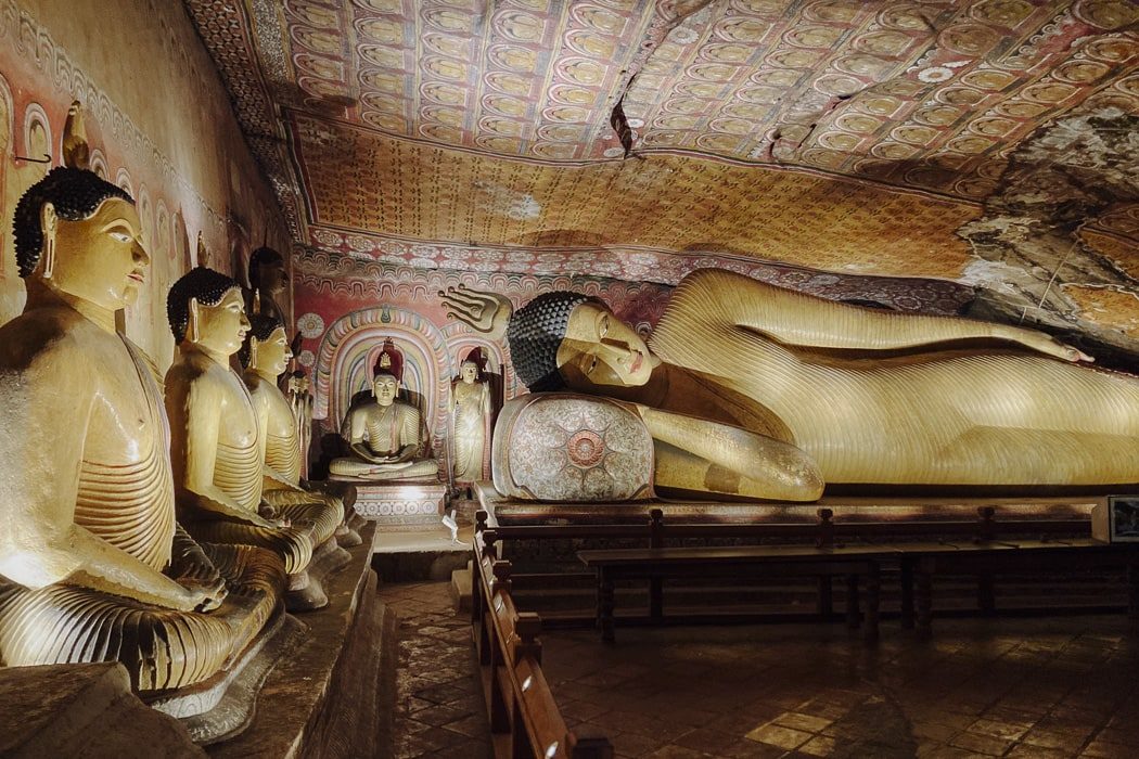 Buddhas und Wandmalereien im Höhlentempel von Dambulla