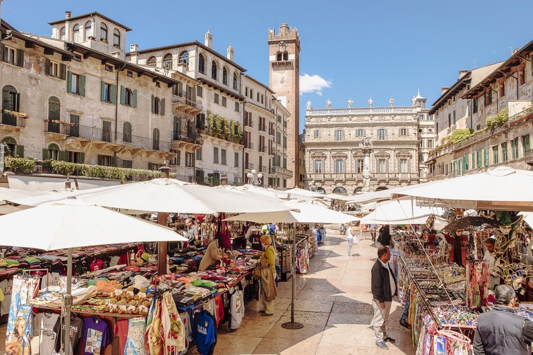 Markt auf der Piazza delle Erbe in Verona