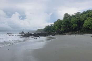Wolken über dem Montezuma Beach in Costa Rica