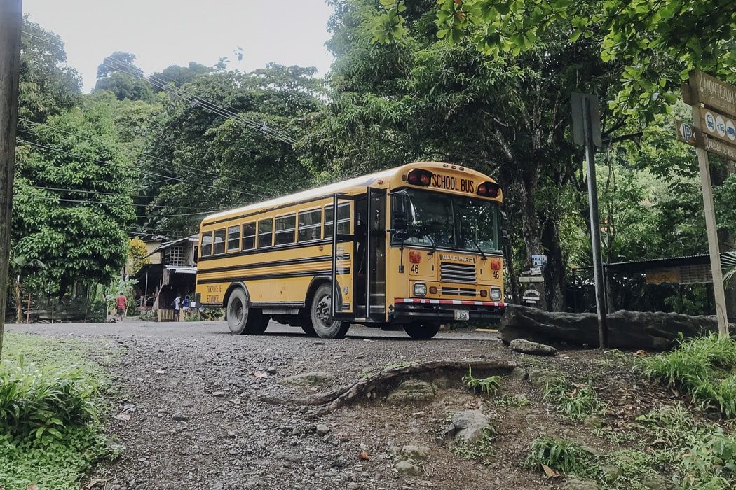 Bus an der Bushaltestelle in Montezuma, Costa Rica
