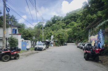 Straße mit Quads in Montezuma in Costa Rica