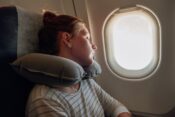 Mit Nackenkissen im Flugzeug schlafen