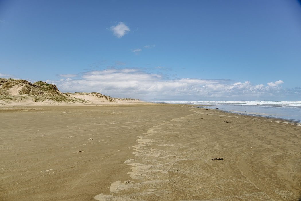 Langer Sandstrand am 90 Mile Beach im Northland, Neuseeland