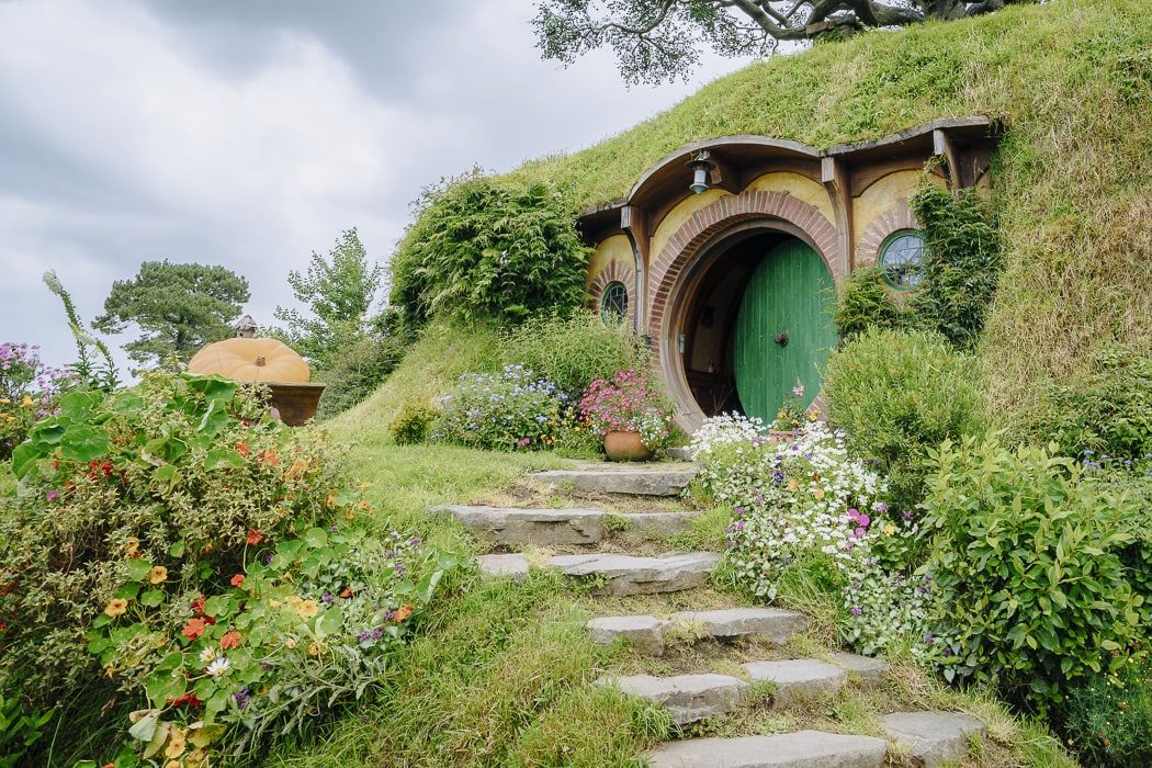 Gras bewachsenes Haus im Hobbiton Movie Set in Neuseeland