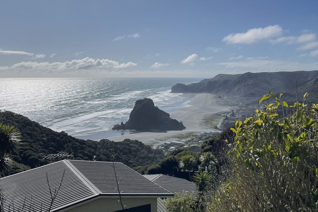 Ausblick auf den Strand von Piha, Neuseeland