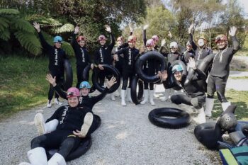 Gruppenfoto der Black Labyrinth Tour in den Waitomo Caves in Neuseeland