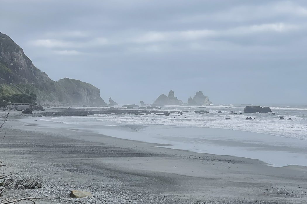 Raue Felsen und Meer an der Westküste von Neuseelands Südinsel