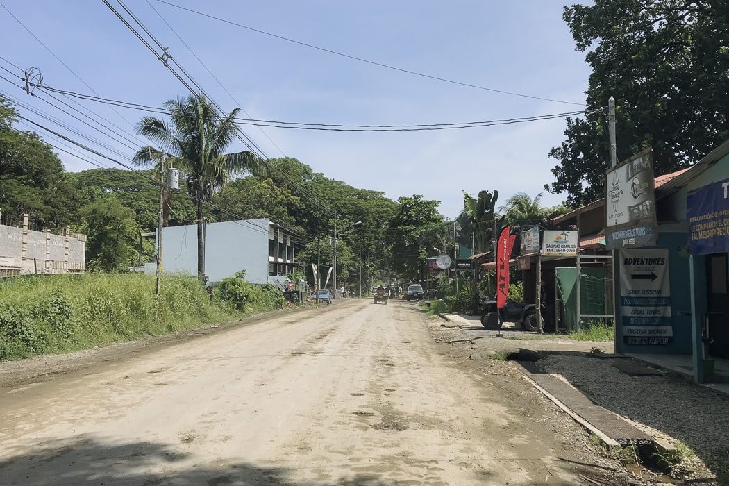 Schotterstraße in Santa Teresa in Costa Rica
