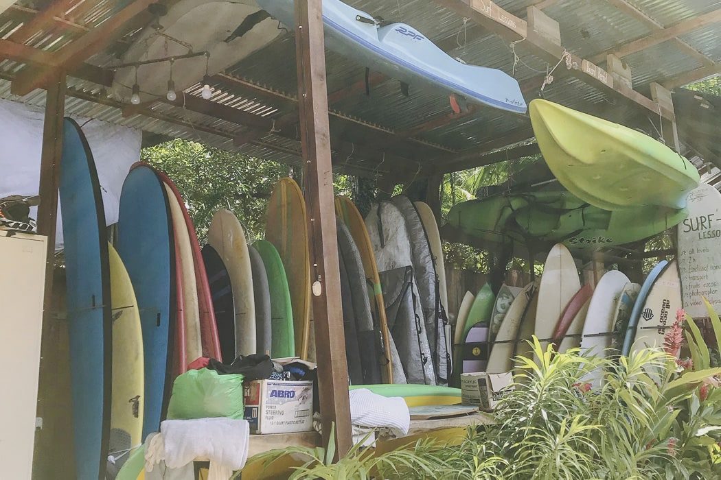 Surfbretter im El Gato Rojas Surf Hostel in Santa Teresa in Costa Rica