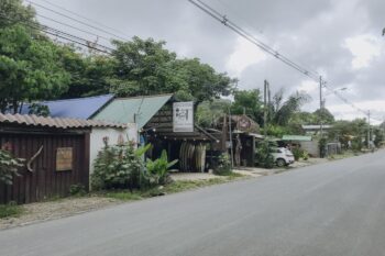 Straße im Dorf Santa Teresa in Costa Rica