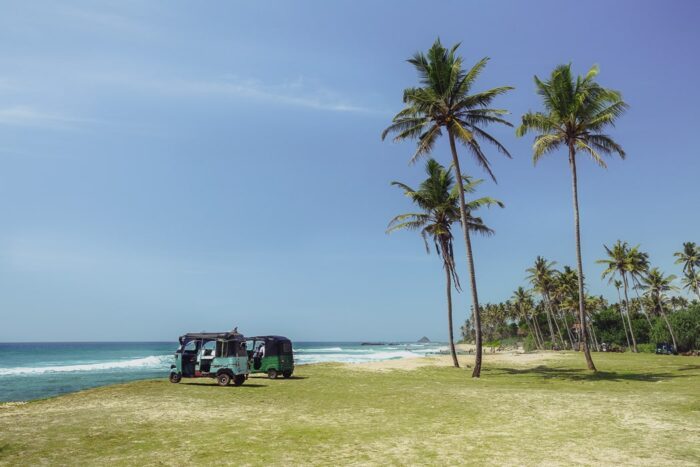 Tuk Tuks am Strand in Sri Lanka