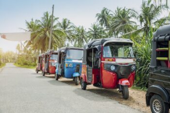 Tuk Tuks am Straßenrand in Sri Lanka
