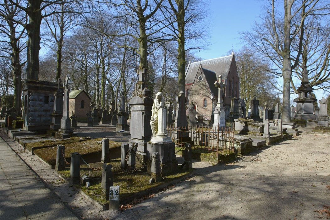 Der Begraafplaats in Brügge erinnert an den Pariser Père Lachaise