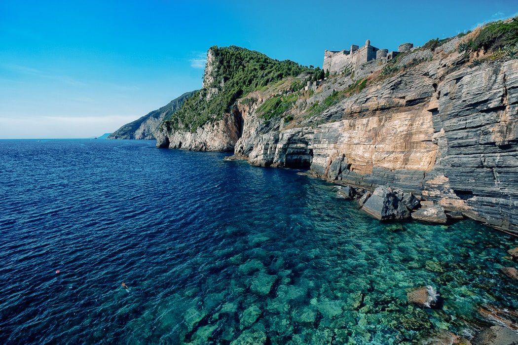 Azurblaues Meer mit Blick auf Höhle in einer Felswand