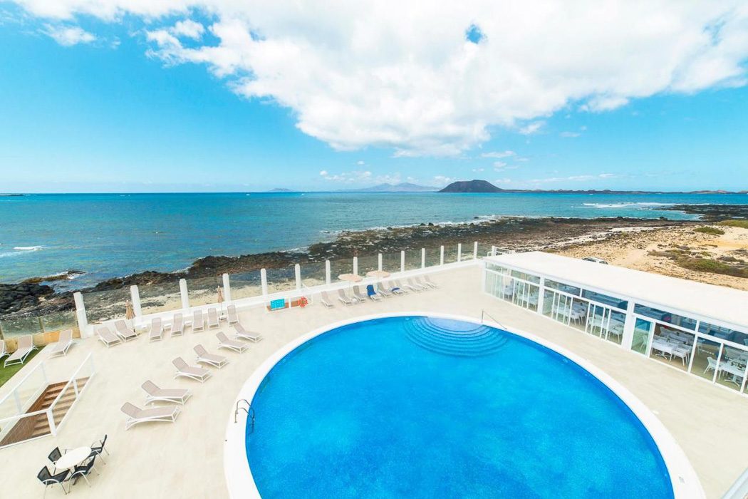 Pool mit Meerblick im Hotel Tao Caleta Mar in Corralejo