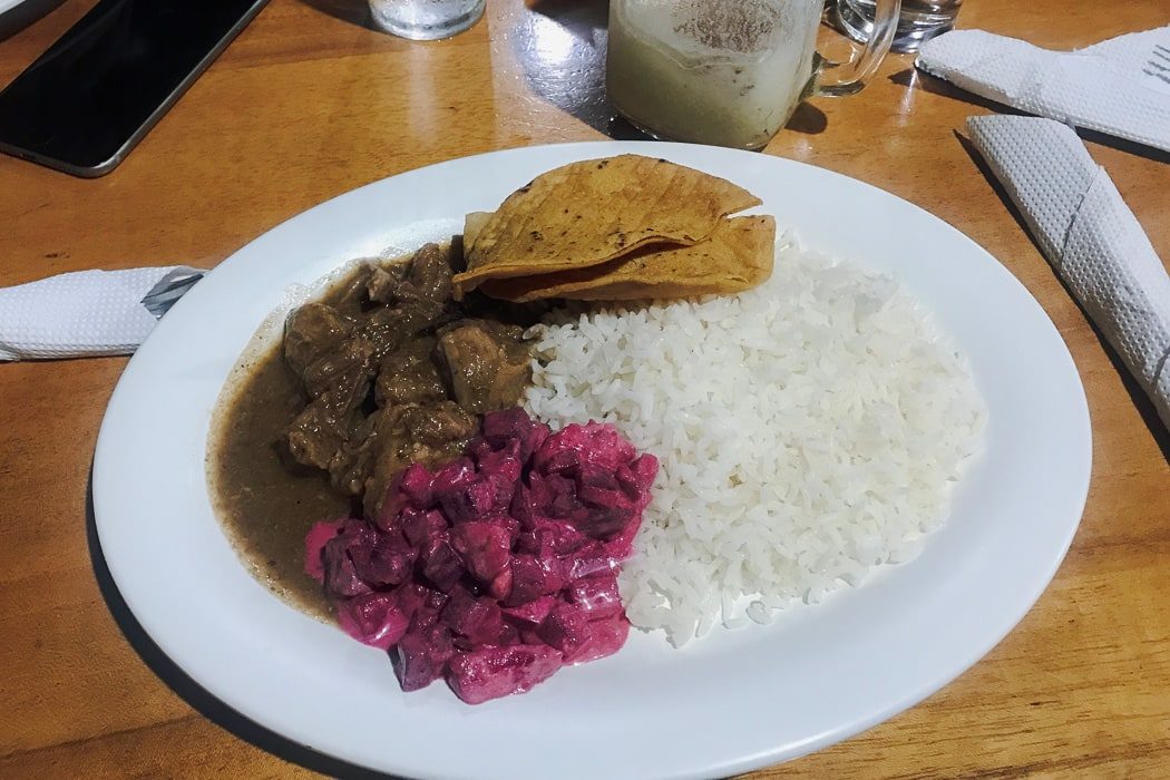 Ein Abendessen im Soda Viquez in La Fortuna, Costa Rica