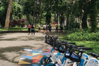 Fahrräder stehen in einem Park in San José, Costa Rica