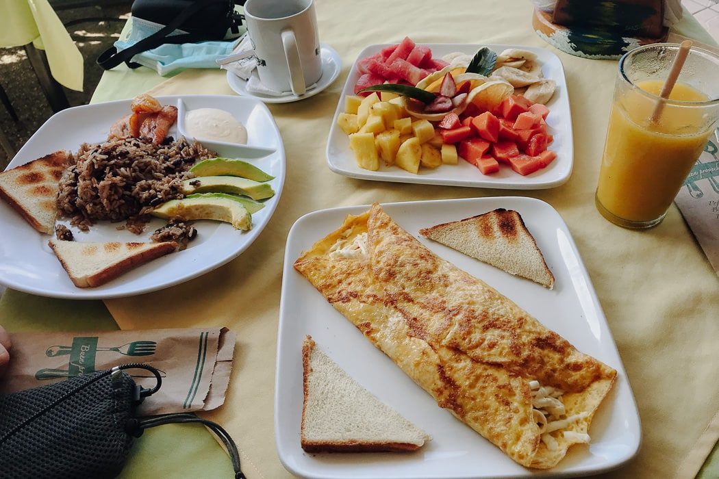 Ein typisches Frühstück mit Omlett, Reis, Bohnen und Früchten in Costa Rica