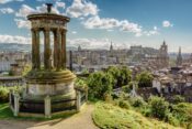 Vom Calton Hill hast du eine tolle Aussicht über Edinburgh
