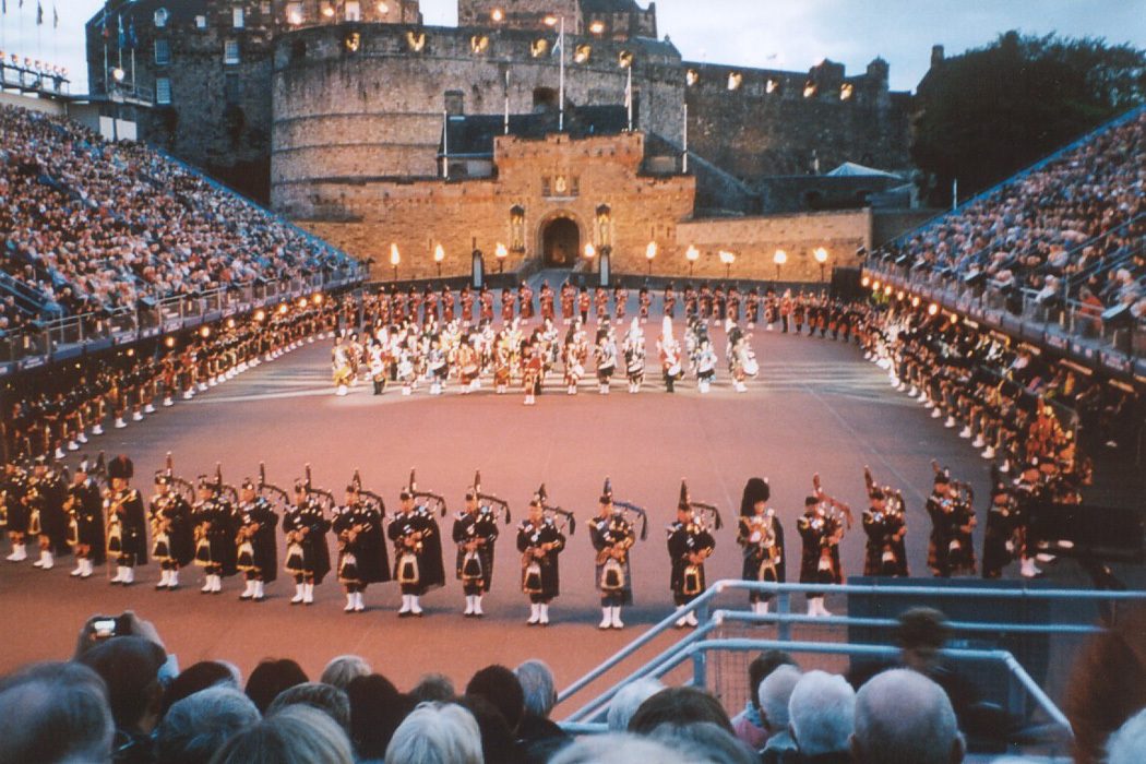 Das Royal Military Tattoo findet vor dem Edinburgh Castle statt